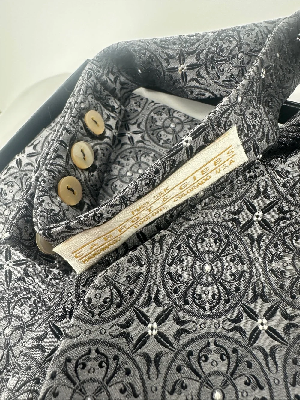 Carrot & Gibbs Men Silver gray paisley ornate Silk Cummerbund and Bow Tie Set